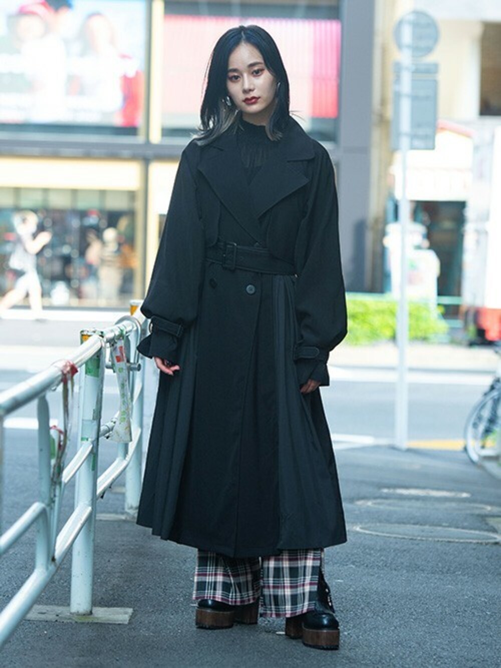 「カジュアル、トレンチコート、ロングコート、大人カジュアル、チェックパンツ、リブニット、フレアパンツ、barak、秋コーデ、秋冬コーデ」｜「BARAKのサイドスリットセンタープレスパンツ（その他パンツ、グレー系）」を使った、BARAKさん（レディース・160cm）の秋コーディネートの1枚目の写真
