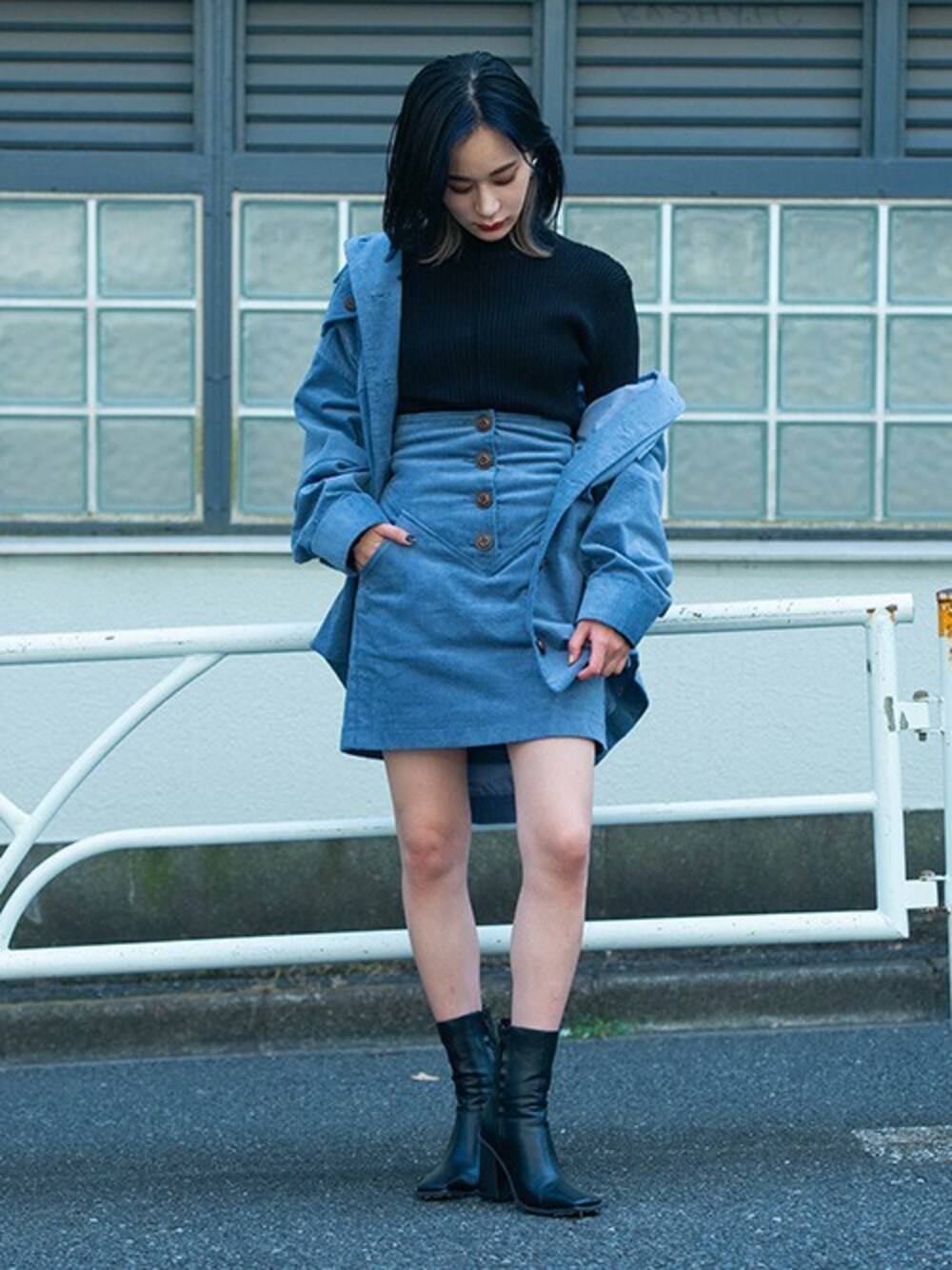 「タイトスカート、セットアップ、コーデュロイ、カジュアル、ミニスカート、コーチジャケット、シャツジャケット、リブニット、barak、秋冬コーデ」｜「BARAKのコーデュロイミニスカートショーパン（スカート、ブルー系）」を使った、BARAKさん（レディース・160cm）の秋コーディネートの1枚目の写真