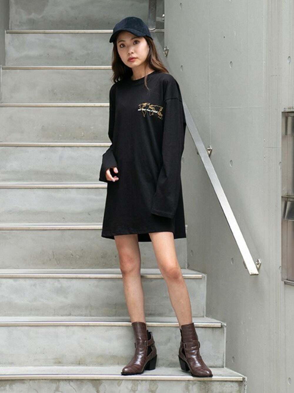 「ビッグシルエット、カジュアル、キャップ、秋のコーデ、オーバーサイズ、シャツワンピ、プリントT、バックプリント、ビッグT、barak」｜「BARAKのバックルシューズ（ブーツ、ブラウン系）」を使った、BARAKさん（レディース・160cm）の秋コーディネートの1枚目の写真