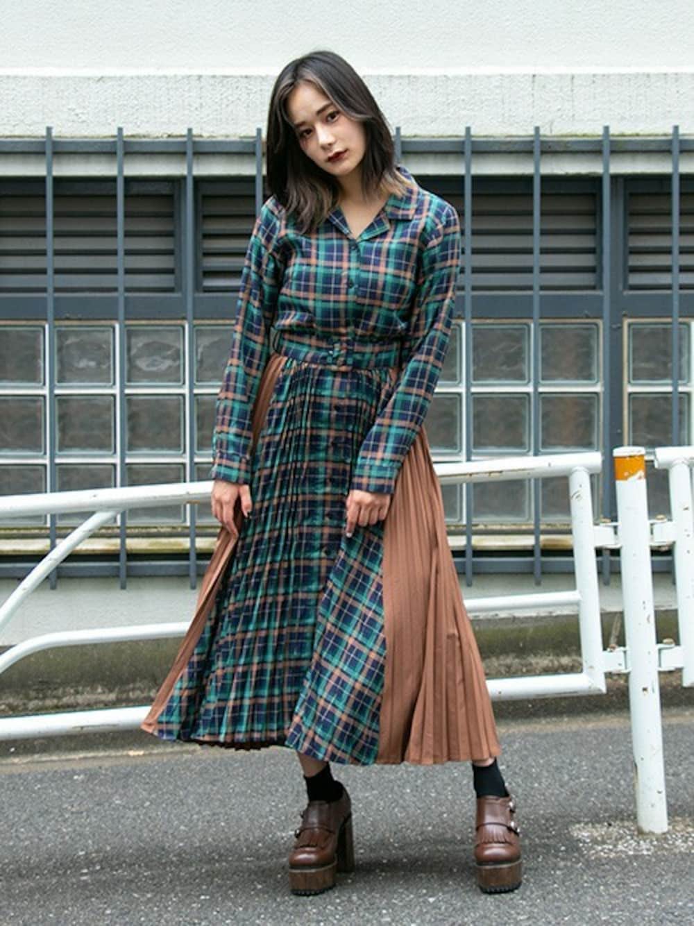 ブラウン系のローファー、グリーン系のワンピースを着用したレディースの秋コーディネートの1枚目の写真