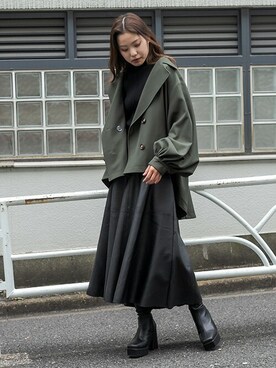 「レザースカート」｜「アイテム（トレンチコート）」を使った、BARAKさん（レディース・160cm）の秋コーディネート