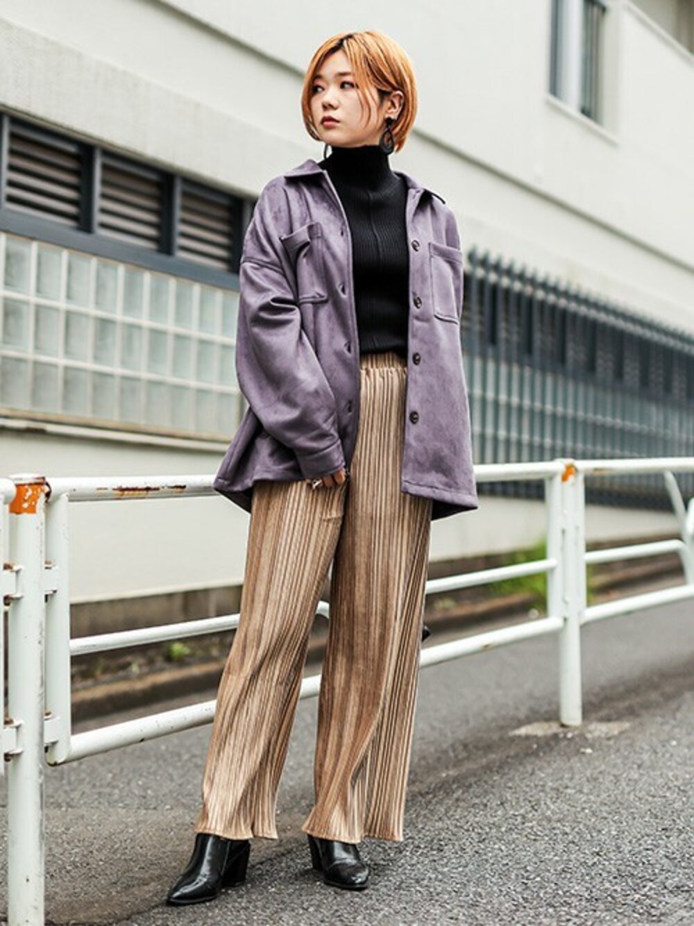 「カジュアル、スエード、大人カジュアル、シャツジャケット、ハイネックニット、リブニット、シャツスタイル、プリーツパンツ、barak、秋冬コーデ」｜「BARAKの【ZOZOTOWN限定】スウェードタッチプリーツワイドパンツ（その他パンツ、ベージュ系）」を使った、BARAKさん（レディース・160cm）の秋コーディネートの1枚目の写真