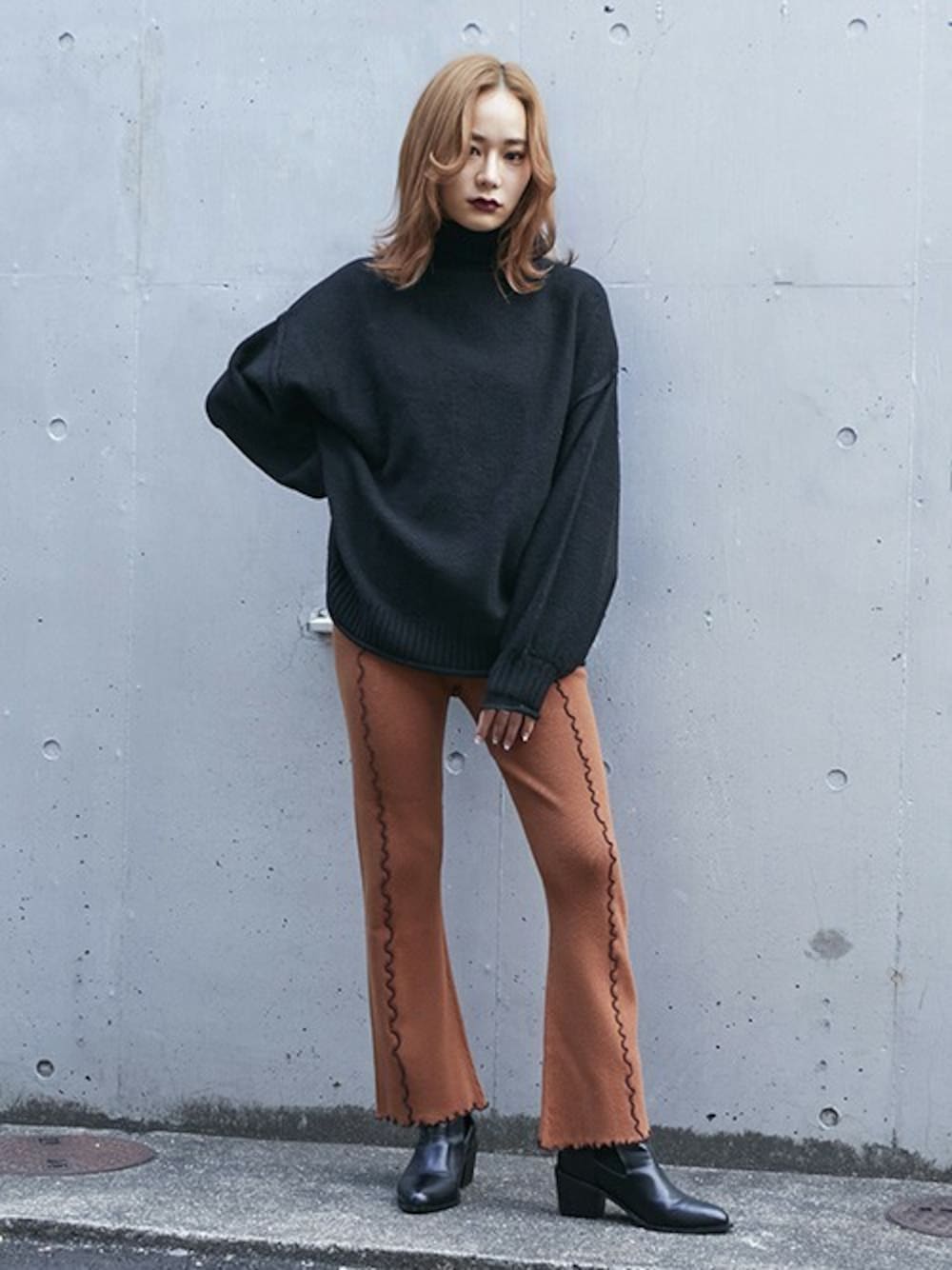 「ビッグシルエット、カジュアル、リブパンツ、オーバーサイズ、大人カジュアル、ハイネックニット、フレアパンツ、barak、秋冬コーデ、リブフレアパンツ」｜「BARAKの【ZOZOTOWN限定】ベーシックタートルニット（ニット/セーター、ブラック系）」を使った、BARAKさん（レディース・160cm）の冬コーディネートの1枚目の写真