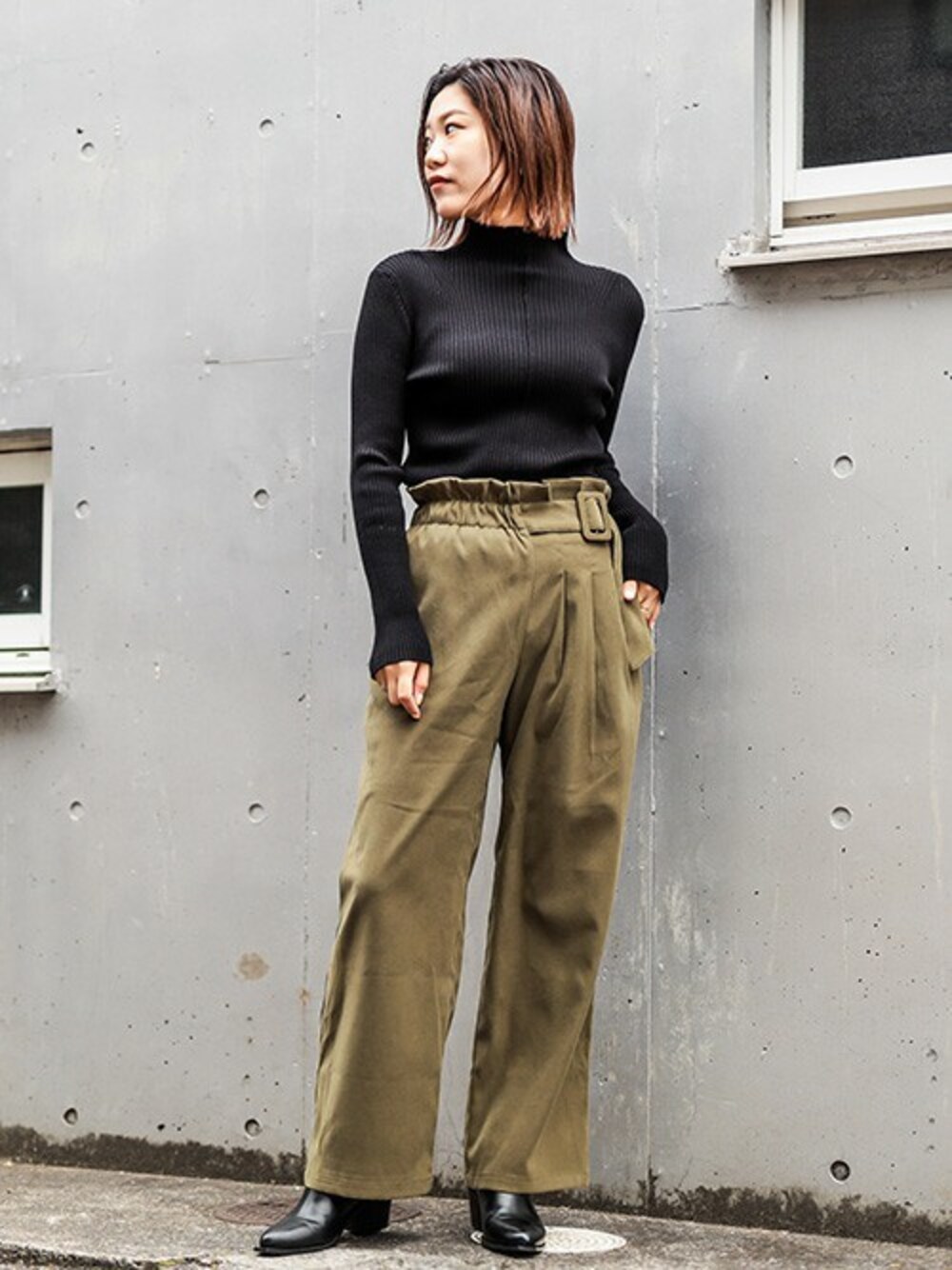 「カジュアル、冬コーデ、大人カジュアル、ワイドパンツ、タックパンツ、ハイネックニット、リブニット、シンプルコーデ、barak、秋冬コーデ」｜「BARAKのサイドタックワイドパンツ（その他パンツ、グリーン系）」を使った、BARAKさん（レディース・162cm）の冬コーディネートの1枚目の写真