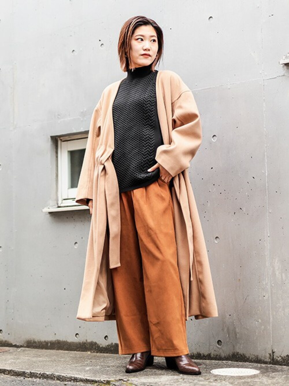 「カジュアル、ケーブルニット、冬コーデ、ロングコート、大人カジュアル、ノーカラーコート、ワイドパンツ、ハイネックニット、ガウンコート、barak」｜「BARAKのサイドタックワイドパンツ（その他パンツ、ブラウン系）」を使った、BARAKさん（レディース・162cm）の冬コーディネートの1枚目の写真