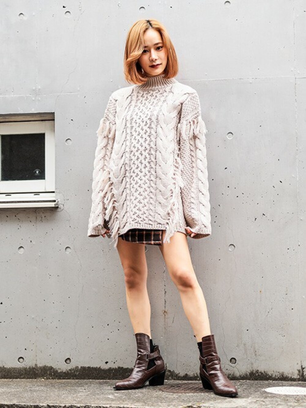「カジュアル、ショートパンツ、ミニスカート、ショートブーツ、冬コーデ、チェックスカート、ハイネックニット、barak、ボリュームニット、フリンジニット」｜「BARAKの【ZOZOTOWN限定】バルキーフリンジニット（ニット/セーター、ベージュ系）」を使った、BARAKさん（レディース・160cm）の冬コーディネートの1枚目の写真