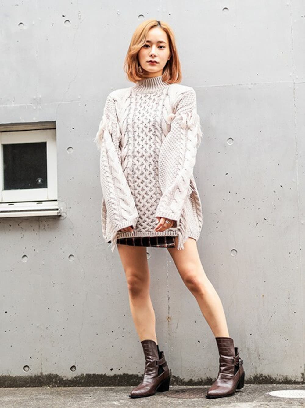 「ビッグシルエット、カジュアル、ショートパンツ、ショートブーツ、冬コーデ、チェックスカート、ハイネックニット、barak、ボリュームニット、フリンジニット」｜「BARAKの【ZOZOTOWN限定】バルキーフリンジニット（ニット/セーター、ベージュ系）」を使った、BARAKさん（レディース・160cm）の冬コーディネートの1枚目の写真