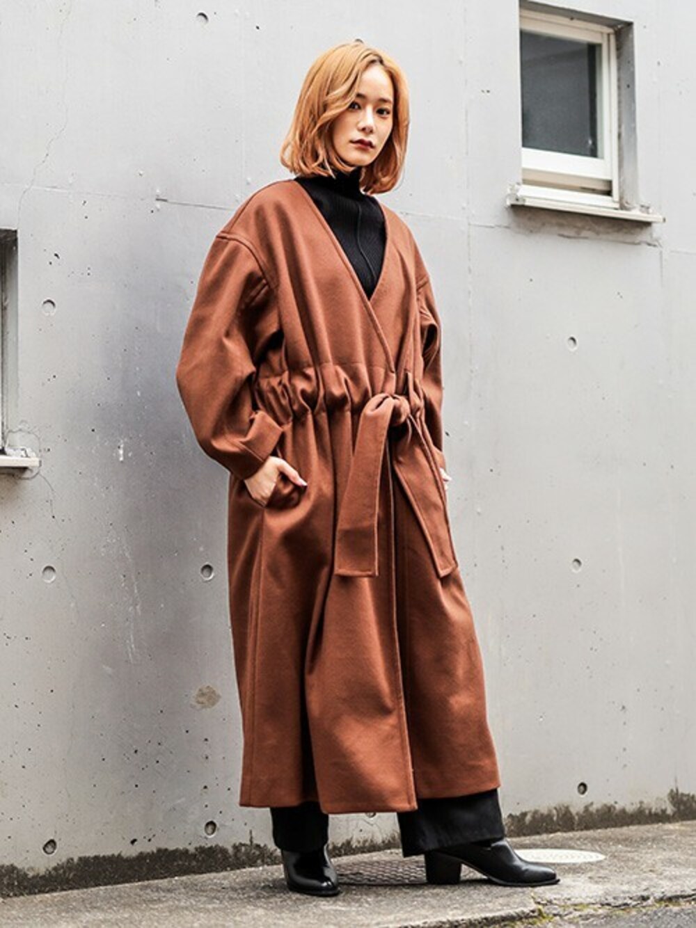 「カジュアル、冬コーデ、ロングコート、大人カジュアル、ノーカラーコート、ワイドパンツ、リブニット、ガウンコート、barak、冬アウター」｜「BARAKのノーカラーギャザーコート（その他アウター、ブラウン系）」を使った、BARAKさん（レディース・160cm）の冬コーディネートの1枚目の写真