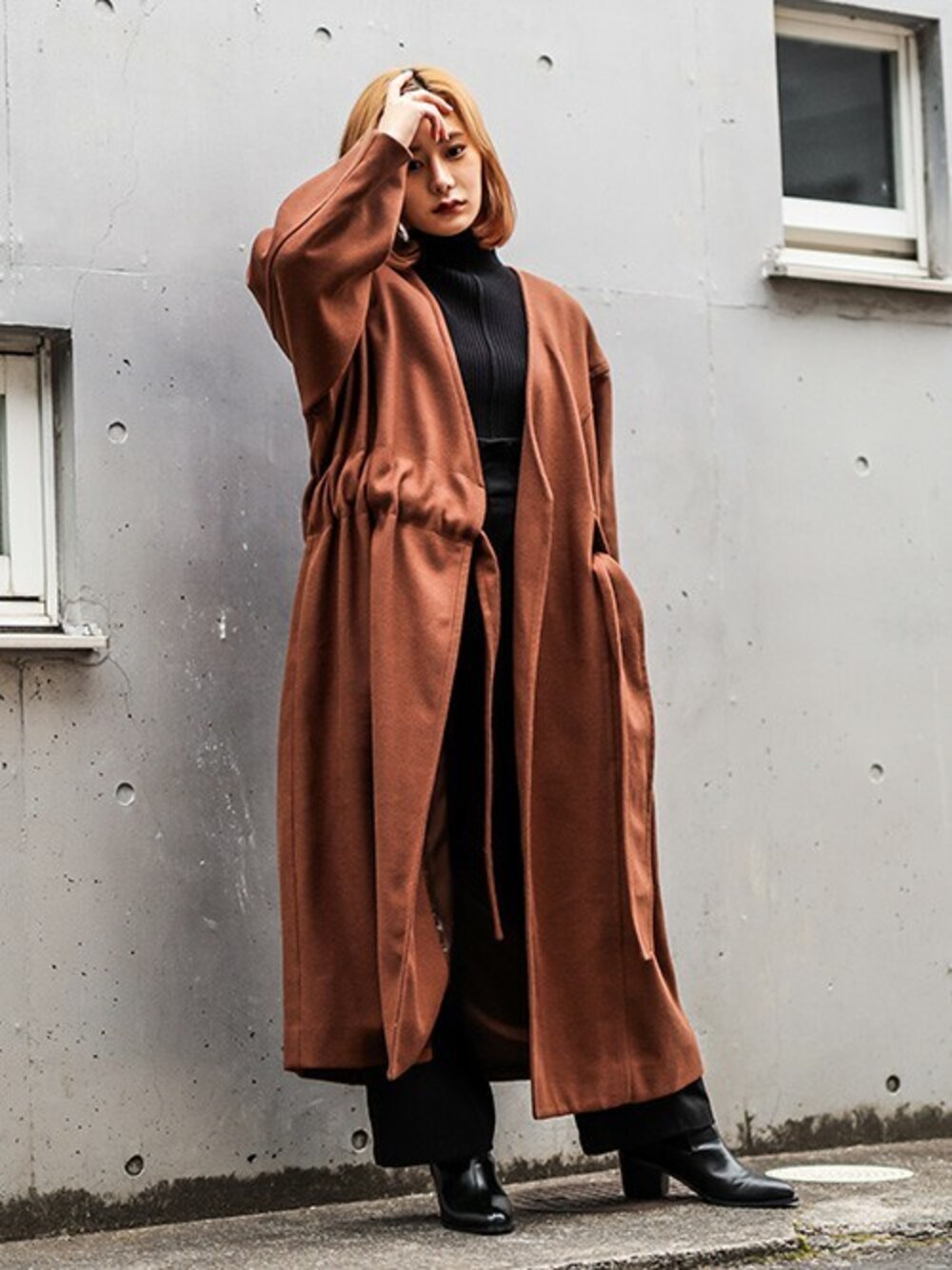 「カジュアル、冬コーデ、ロングコート、大人カジュアル、ノーカラーコート、ワイドパンツ、リブニット、ガウンコート、barak、冬アウター」｜「BARAKのノーカラーギャザーコート（その他アウター、ブラウン系）」を使った、BARAKさん（レディース・160cm）の冬コーディネートの1枚目の写真