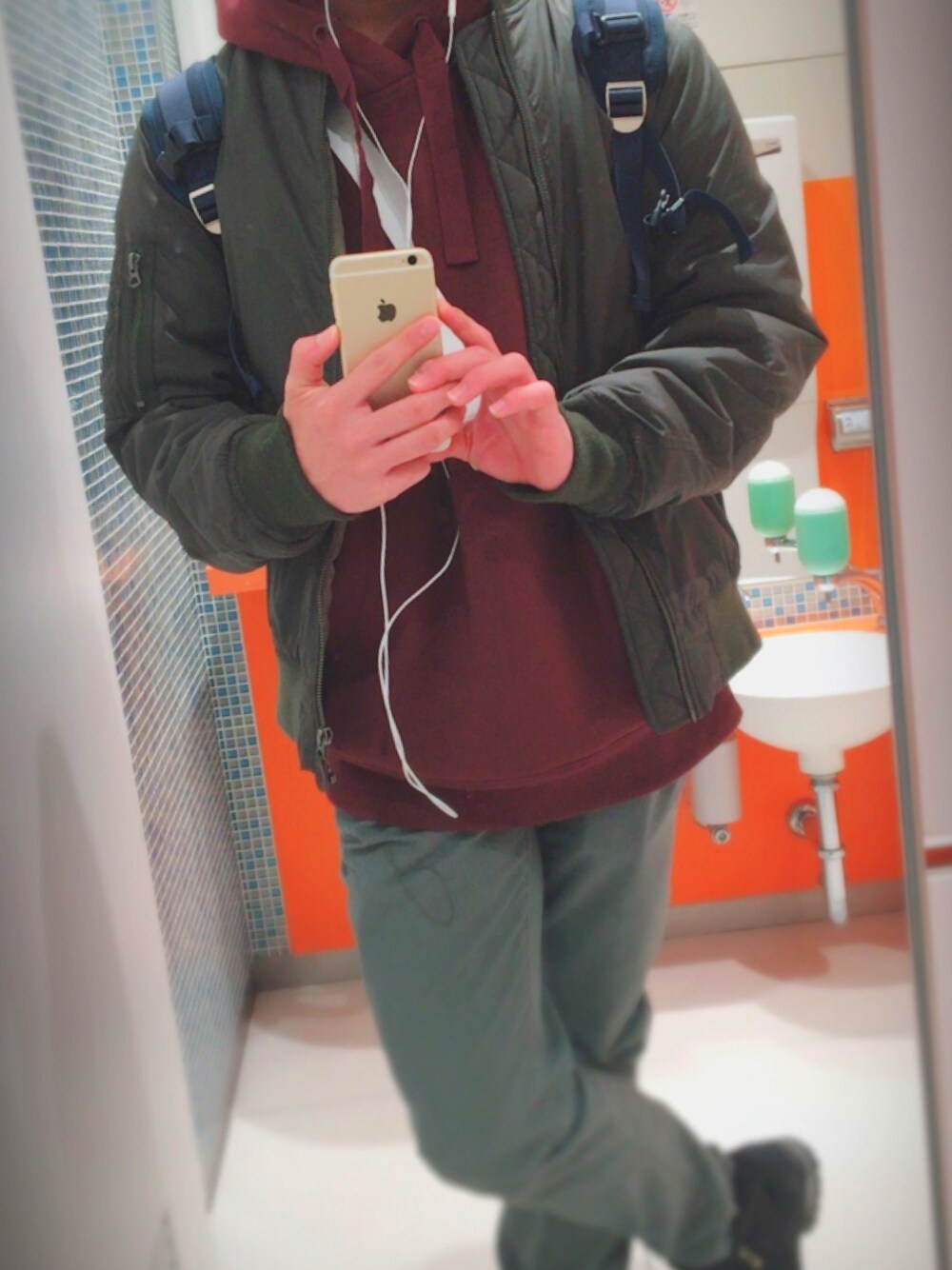 「パーカー、おしゃれさんと繋がりたい、高校生、エムエーワン、カジュアルコーデ、スキニー、リュック」｜「H&Mのアイテム（マウンテンパーカー、ブラウン系）」を使った、まるさん（メンズ・163cm）の冬コーディネートの1枚目の写真