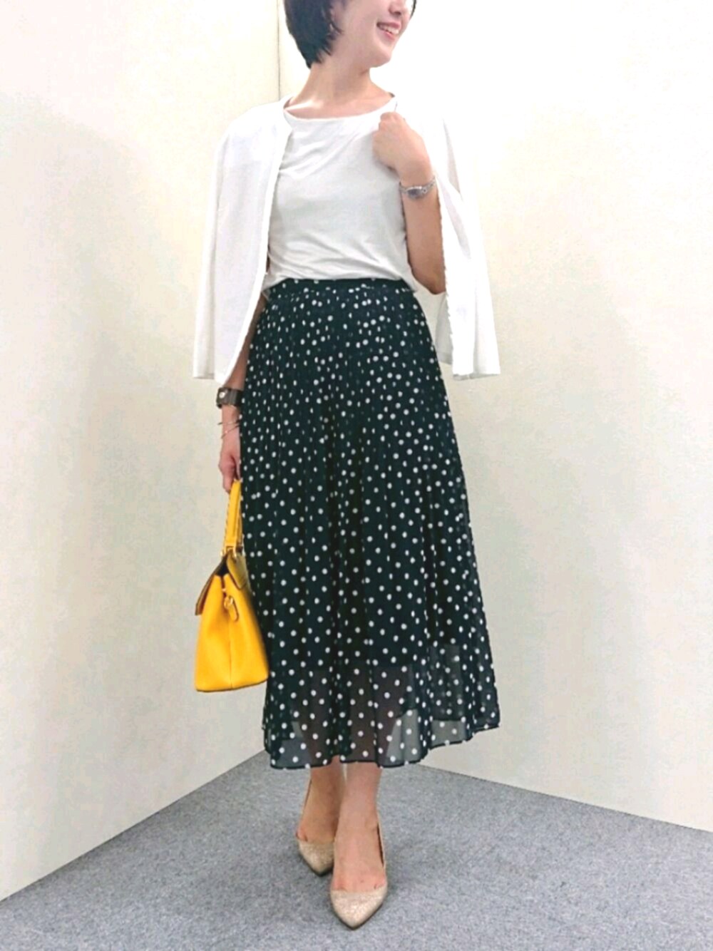 「きれいめカジュアル、プリーツスカート、ドットスカート、ノーカラージャケット、差し色、イエローバッグ」｜「NEWYORKERのJaccessory（ジャクセサリー）/ハイゲージラッセル7分袖ノーカラージャケット（ノーカラージャケット、ホワイト系）」を使った、shino_wearさん（レディース・166cm）の秋コーディネートの1枚目の写真