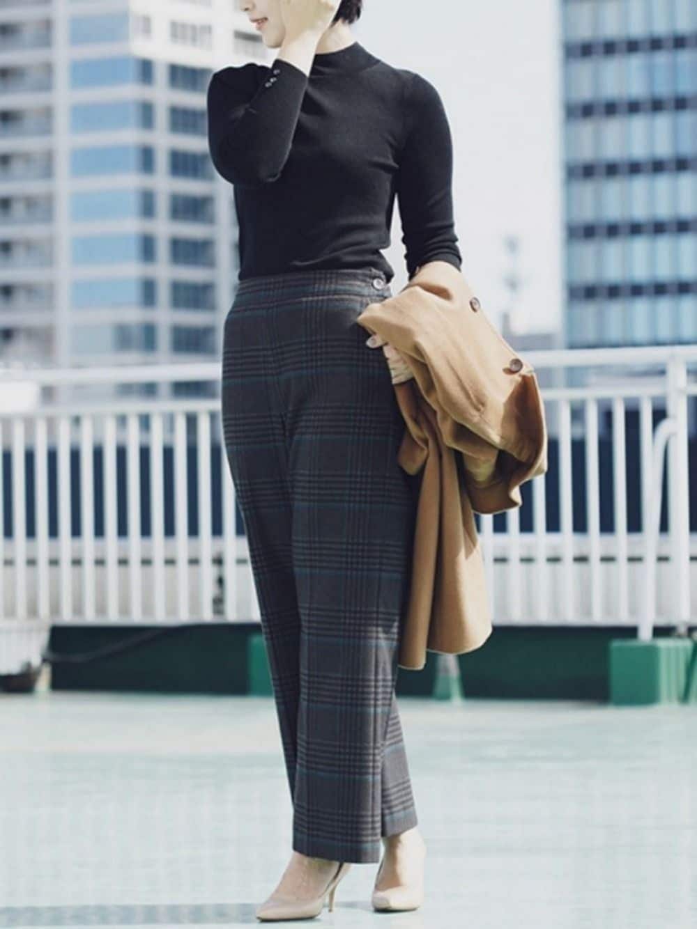 「ブラック、ブラックコーデ、ハイネック、ハイネックニット、チェックパンツ、ワイドパンツ」｜「NEWYORKERのチェックセミワイドハンサムパンツ（その他パンツ、グレー系）」を使った、shino_wearさん（レディース・167cm）の秋コーディネートの1枚目の写真