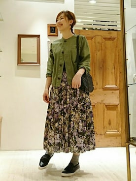 「アイテム（ノーカラージャケット、グリーン系）」を使った、なおさん（レディース・165cm）の秋コーディネート