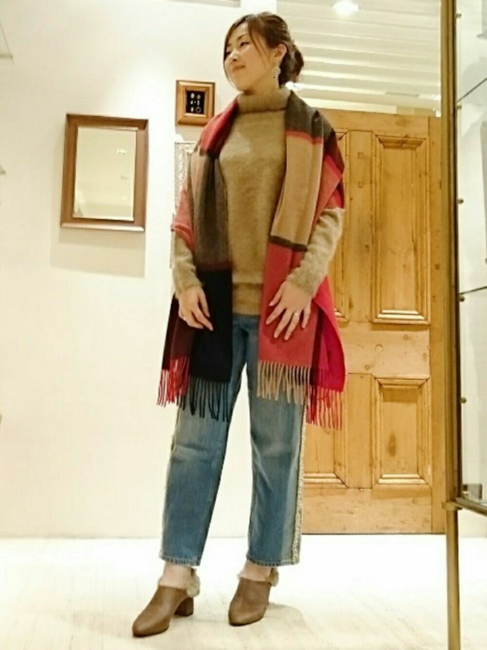 「大人カジュアル、ファー小物、デニム、ニット、チェック、ストール」｜「lemelangeのアイテム（デニムパンツ、ブルー系）」を使った、なおさん（レディース・165cm）の秋コーディネートの1枚目の写真