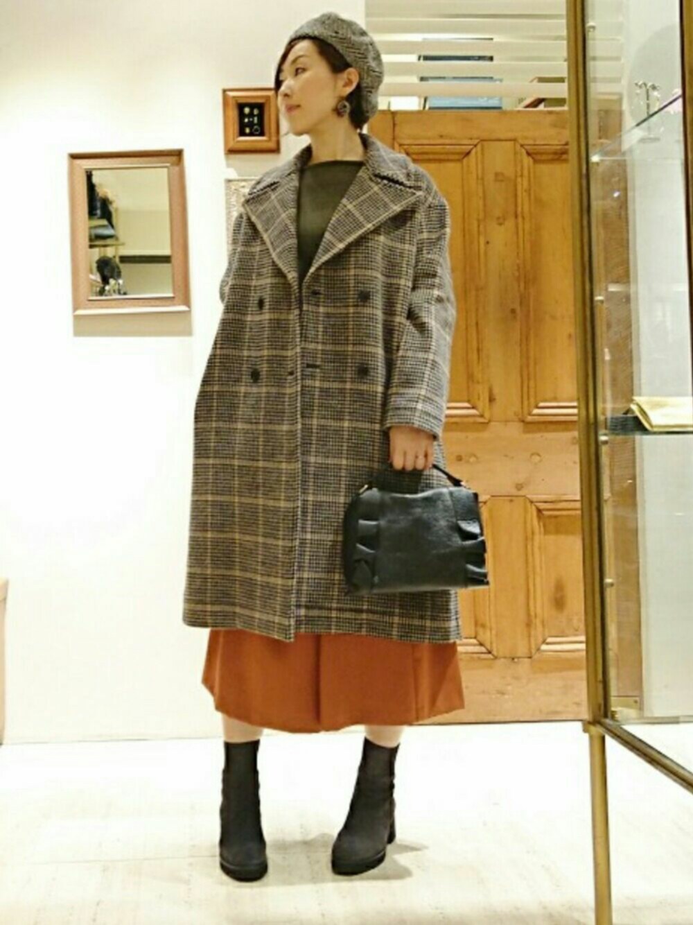 「大人カジュアル、コート、チェック、ショートブーツ、ベレー帽、秋のブラウンスタイル、ビッグシルエット」｜「Homersのアイテム（ブーツ、グレー系）」を使った、なおさん（レディース・165cm）の秋コーディネートの1枚目の写真