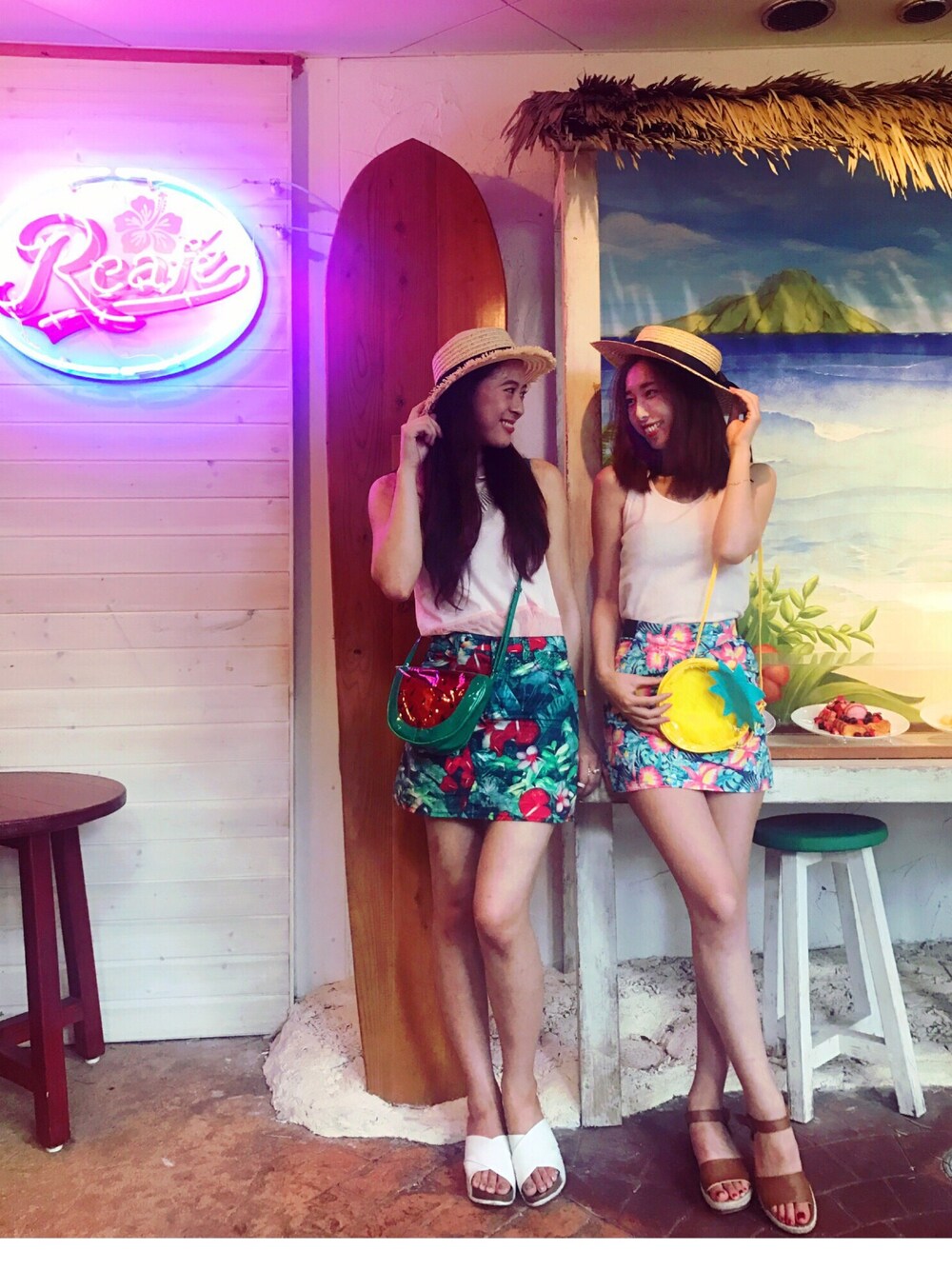 「夏コーデ、カラフル、ポップ、沖縄、沖縄旅行、沖縄スタイル、夏」｜「FOREVER 21のアイテム（Tシャツ/カットソー、ピンク系）」を使った、あづさん（レディース・165cm）の夏コーディネートの1枚目の写真