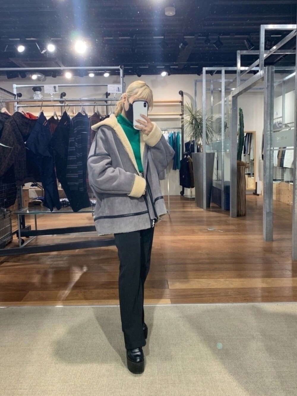 「私の推しブランド、韓国ファッション、ムートンコート、カラーニット、fashion、キレイめ、シンプルコーデ、フレアパンツ」｜「WHO'S WHO galleryのフェイクムートンジャケット（ムートンコート、グレー系）」を使った、KINUKAさん（レディース・152cm）の冬コーディネートの1枚目の写真