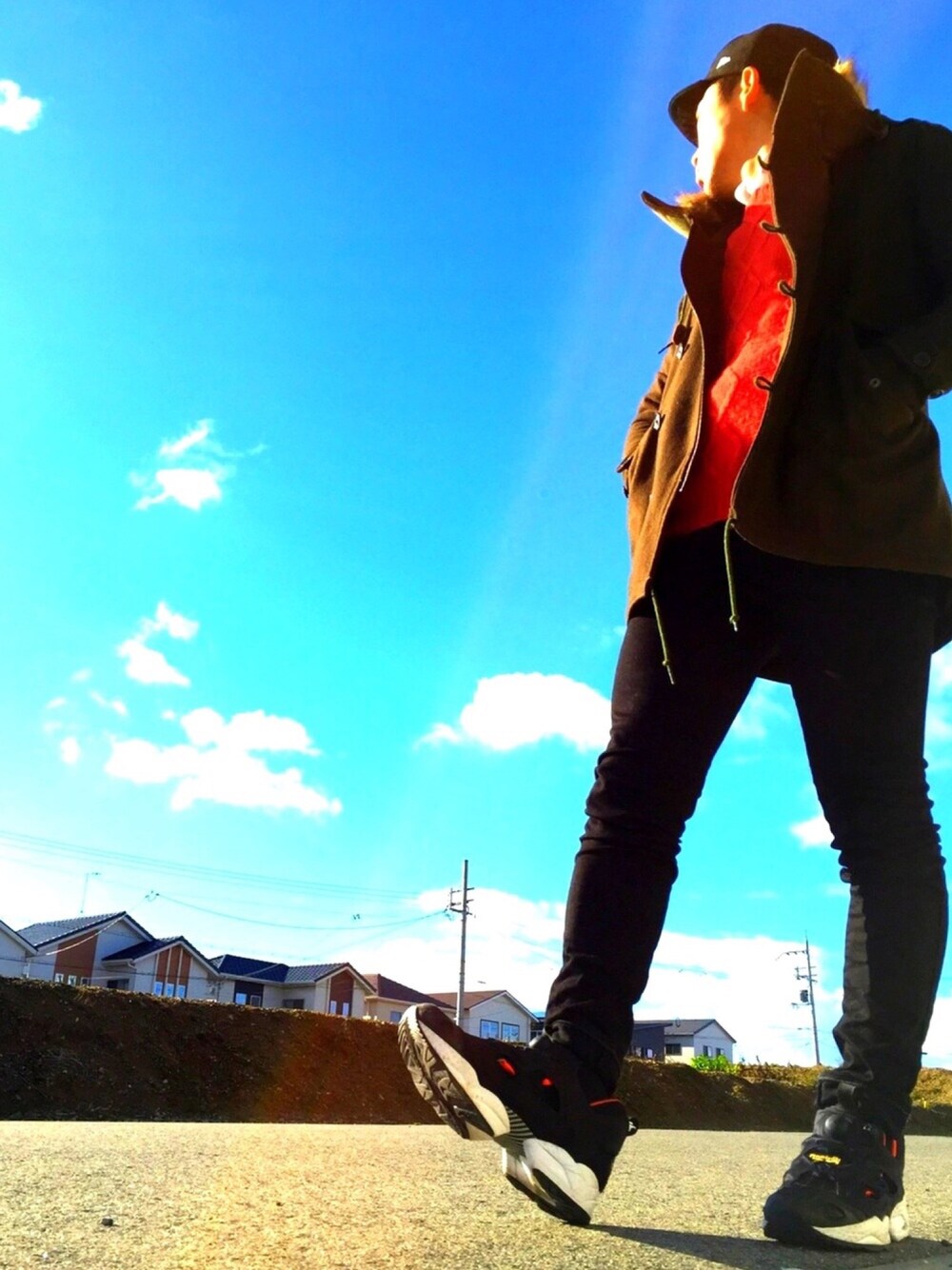 グリーン系のモッズコート、ホワイト系のシャツ/ブラウス、オレンジ系のニット/セーターを着用したメンズの冬コーディネートの1枚目の写真