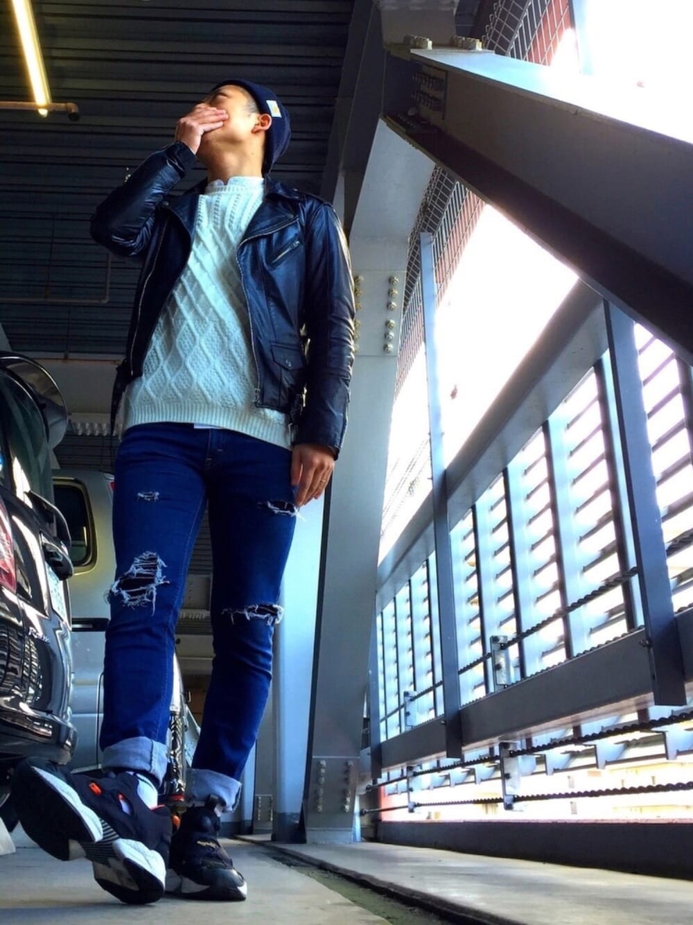 ブラック系のライダースジャケット、ホワイト系のシャツ/ブラウス、ホワイト系のニット/セーターを着用したメンズの冬コーディネートの1枚目の写真