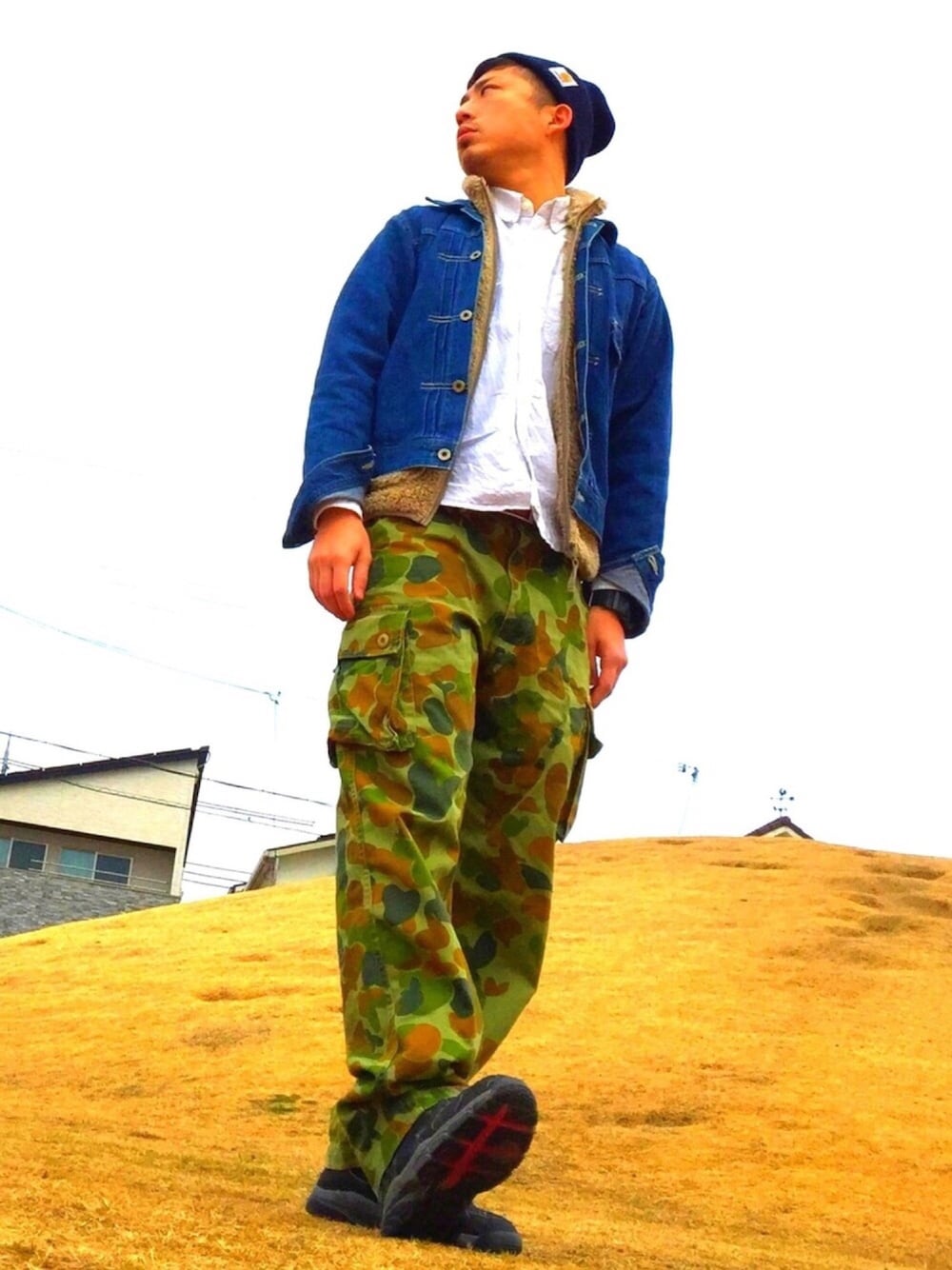 ブルー系のデニムジャケット、ベージュ系のベスト、ホワイト系のシャツ/ブラウスを着用したメンズの冬コーディネートの1枚目の写真