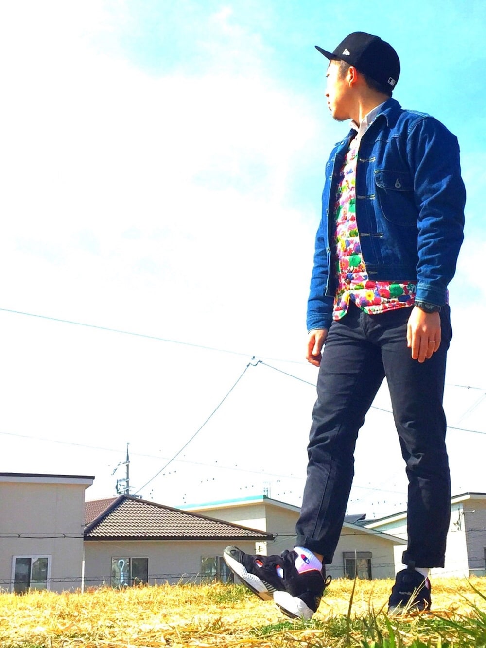 ブルー系のデニムジャケット、その他のベスト、ブラック系のデニムパンツを着用したメンズの春コーディネートの1枚目の写真