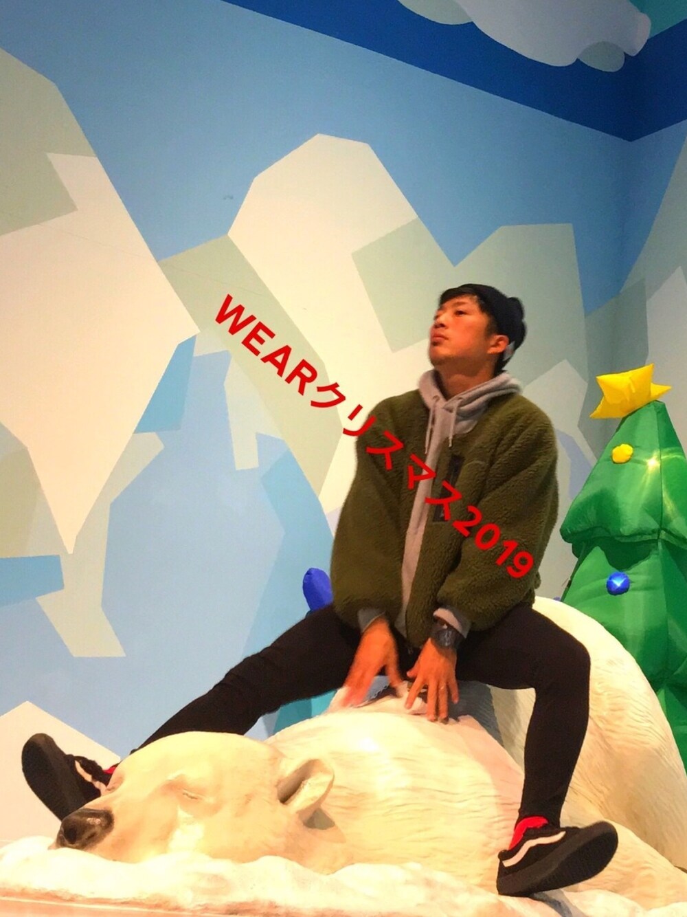 グリーン系のジャケット/アウター、ブラック系のデニムパンツ、グレー系のパーカーを着用したメンズの冬コーディネートの1枚目の写真