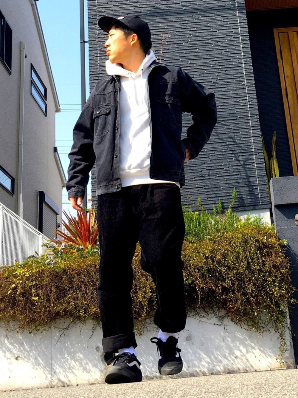 ブラック系のジャケット/アウター、ホワイト系のパーカー、ブラック系のその他パンツを着用したメンズの春コーディネートの1枚目の写真