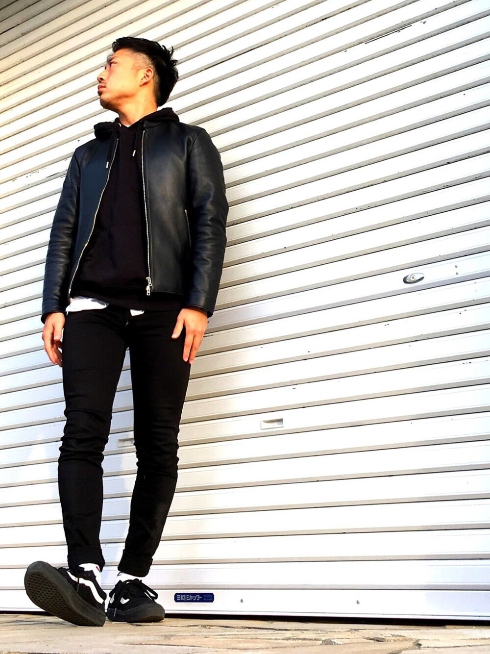 ブラック系のライダースジャケット、ブラック系のパーカー、ホワイト系のシャツ/ブラウスを着用したメンズの冬コーディネートの1枚目の写真