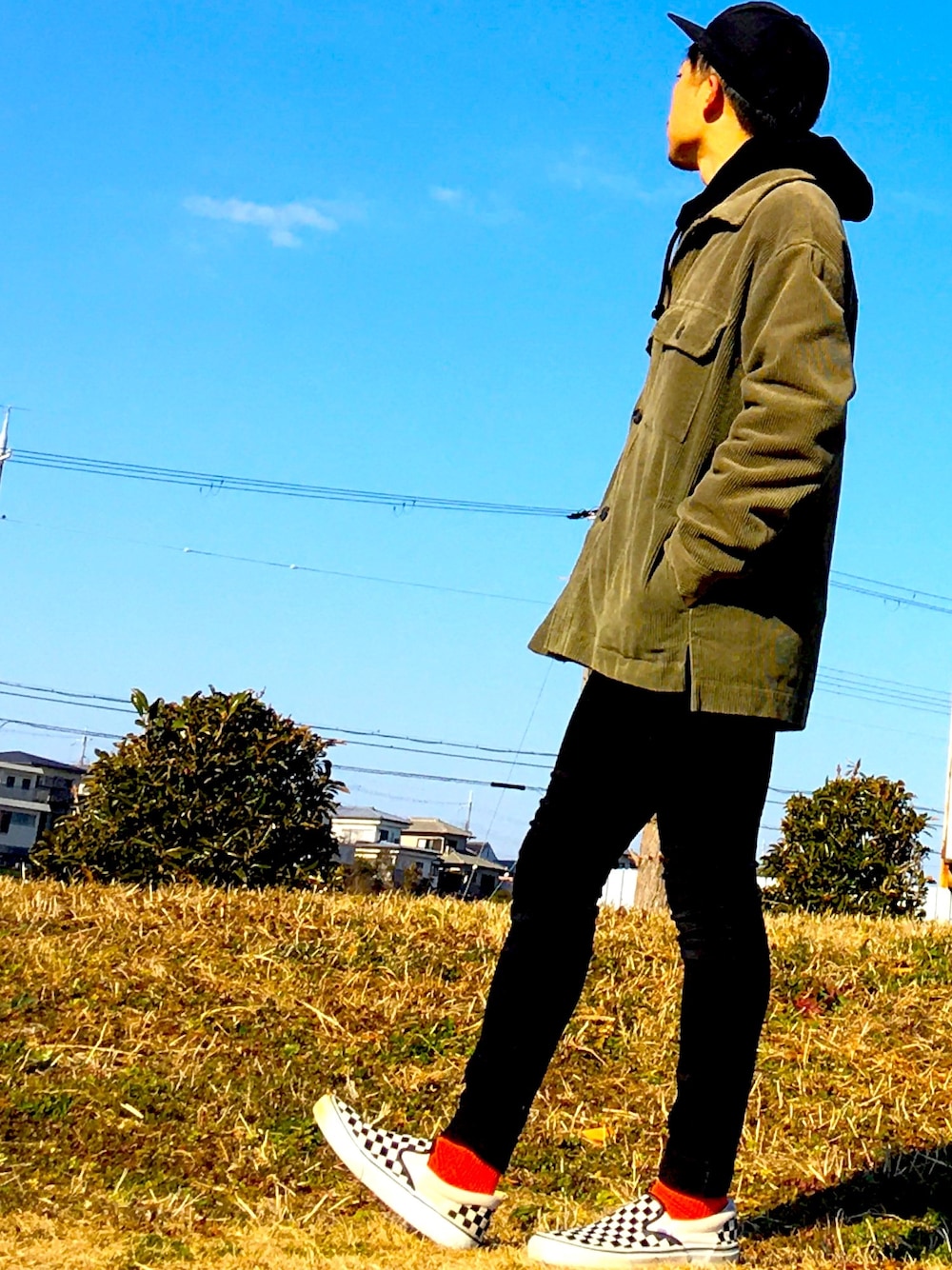 グリーン系のブルゾン、ブラック系のデニムパンツ、ブラック系のパーカーを着用したメンズの冬コーディネートの1枚目の写真