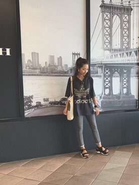 「adidas（アディダス）のアイテム（Tシャツ/カットソー、ブラック系）」を使った、honami06wearさん（レディース）の秋コーディネート