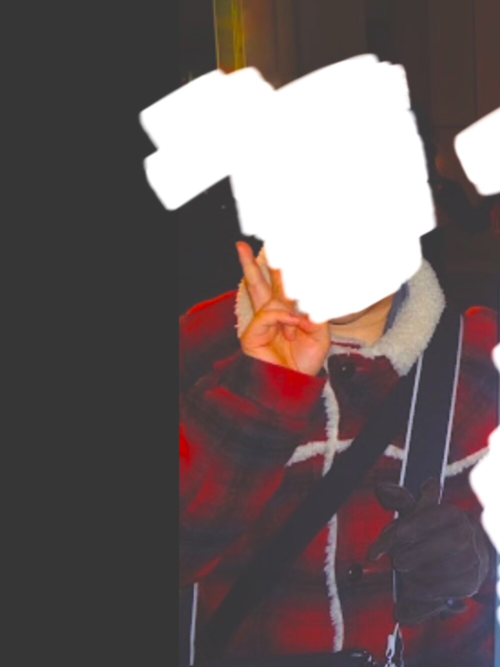 レッド系のその他アウターを着用したメンズの冬コーディネートの1枚目の写真