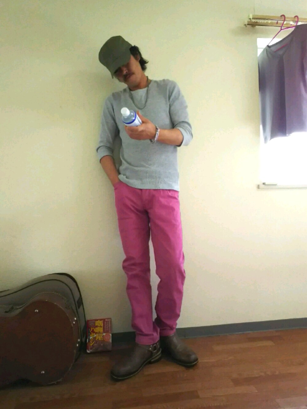 レッド系のパンツ、レッド系の蝶ネクタイを着用したメンズの秋コーディネートの1枚目の写真