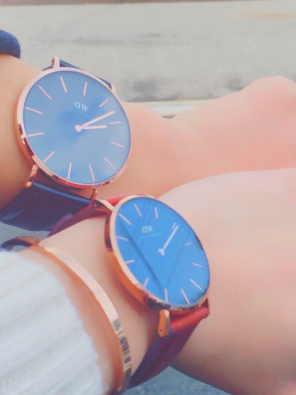 「ダニエルウェリントン」｜「Daniel WellingtonのDANIEL WELLINGTON / CLASSIC BLACK レザーベルト/ゴールド 40mm（アナログ腕時計、ブラウン系）」を使った、Motuさん（レディース・157cm）の冬コーディネートの1枚目の写真