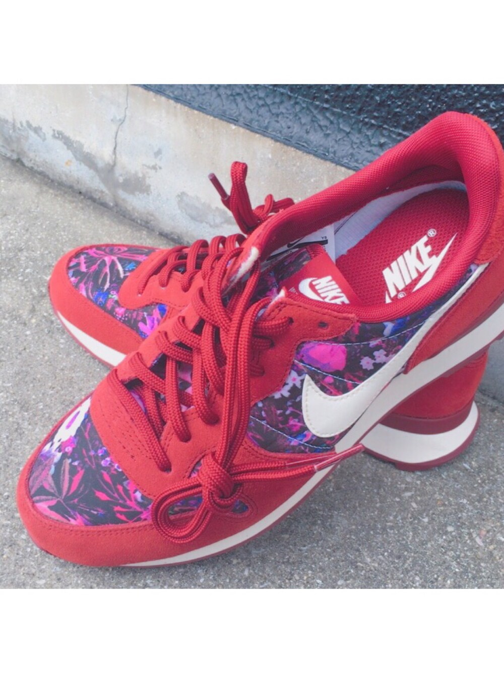 「ナイキ、花柄」｜「NIKEのアイテム（スニーカー、レッド系）」を使った、Motuさん（レディース・157cm）の春コーディネートの1枚目の写真