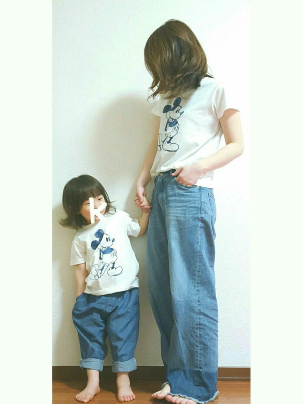 ホワイト系のTシャツ/カットソー、ブルー系のデニムパンツ、ブルー系のデニムパンツを着用したキッズの春コーディネートの1枚目の写真