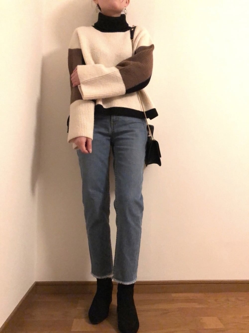 「カジュアルコーデ、デニムパンツ、大人カジュアル、タートルネック、お洒落さんとつながりたい、初売りセールで買いました2019」｜「GUのアイテム（ブーツ、ブラック系）」を使った、emiさん（レディース・157cm）の冬コーディネートの1枚目の写真