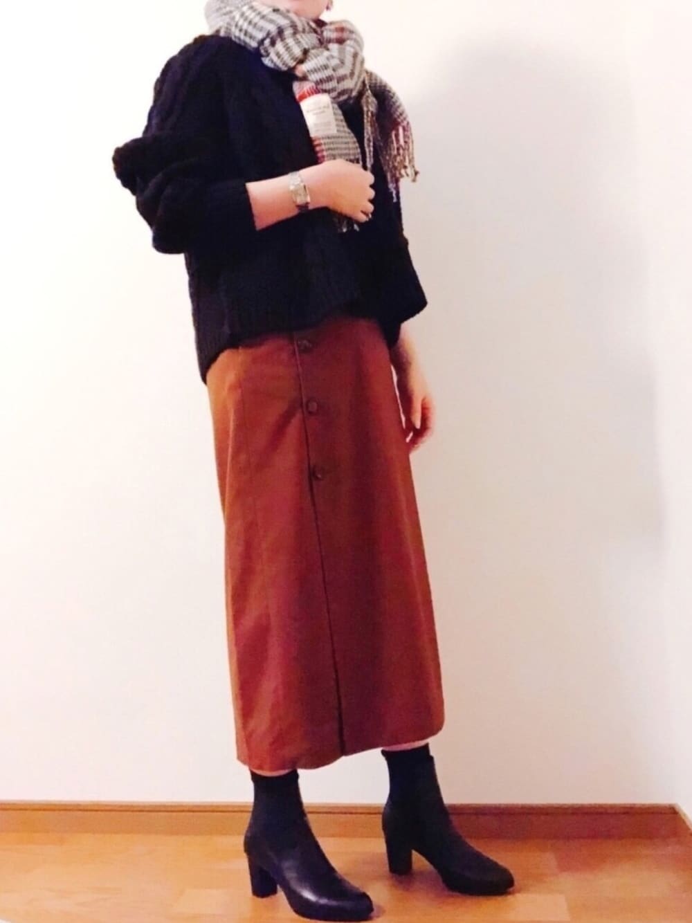 「ミラノ巻き、大人カジュアル、カジュアルコーデ、プチプラコーデ、スカート、ブラウン×ブラック」｜「LOWRYS FARMのサイドボタンタイトスカート　814749（スカート、ブラウン系）」を使った、emiさん（レディース・157cm）の冬コーディネートの1枚目の写真