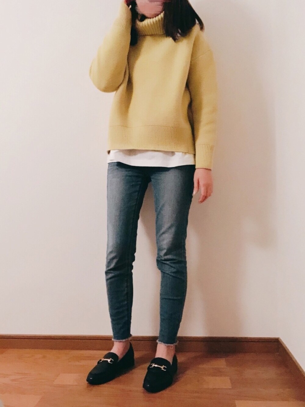 「イエロー、タートルネック、ローファー、プチプラ、カジュアルコーデ、デニム、春コーデ、ラクチンコーデ、denim、knit」｜「AZUL by moussyのアイテム（デニムパンツ、ブルー系）」を使った、emiさん（レディース・157cm）の冬コーディネートの1枚目の写真