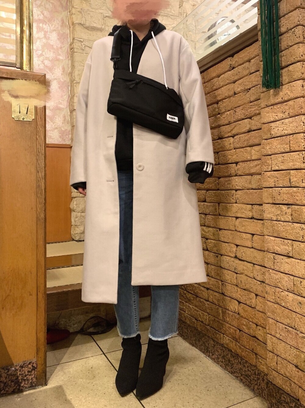 「パンツスタイル、ノーカラーコート、ラクチンコーデ、プチプラコーデ、デニムパンツ」｜「PAGEBOYの【春袋】ノーカラーロングマキシコート（ノーカラージャケット、ベージュ系）」を使った、emiさん（レディース・157cm）の冬コーディネートの1枚目の写真