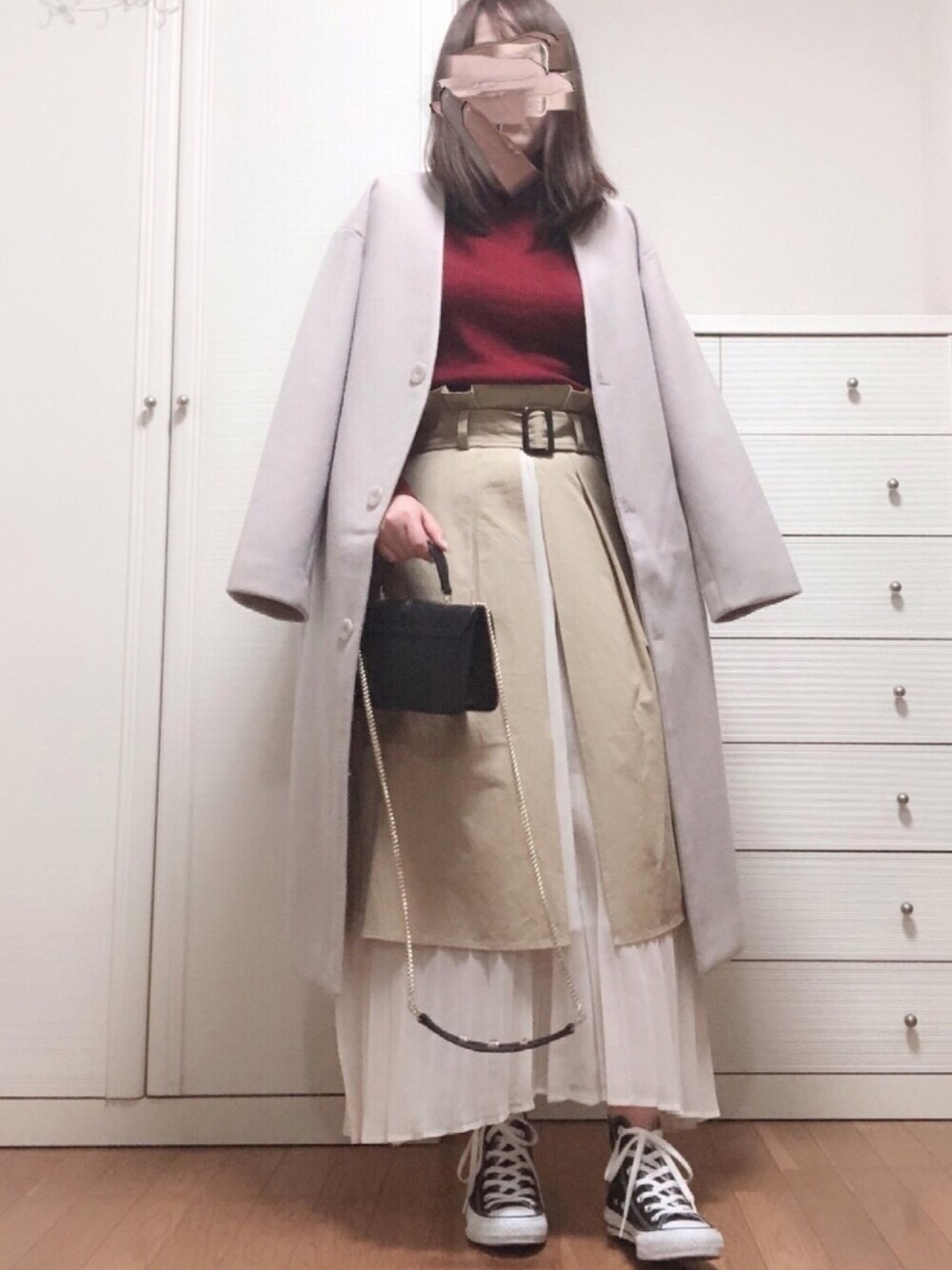 「トレンチスカート、コンバース、カジュアル、プリーツスカート、ロングスカート、スニーカー、ootd、リブハイネックT、ノーカラーコート、赤」｜「PATRIZIA-PEPEのアイテム（ショルダーバッグ、ブラック系）」を使った、emiさん（レディース・157cm）の冬コーディネートの1枚目の写真