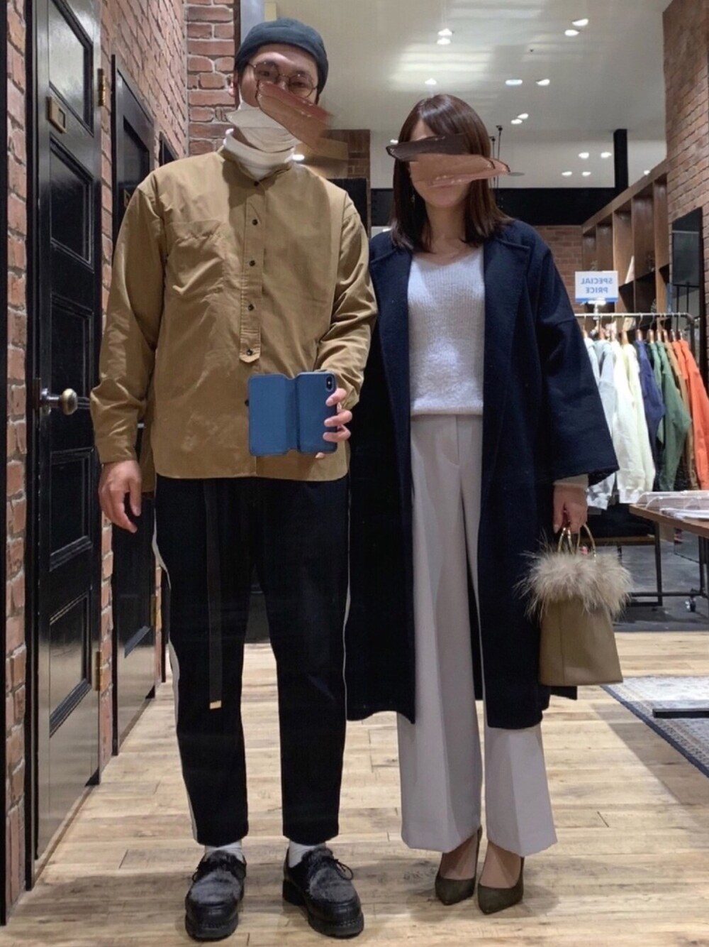 グレー系のニット/セーター、グレー系のその他パンツ、ブルー系のダウンジャケット/コートを着用したレディースの冬コーディネートの1枚目の写真