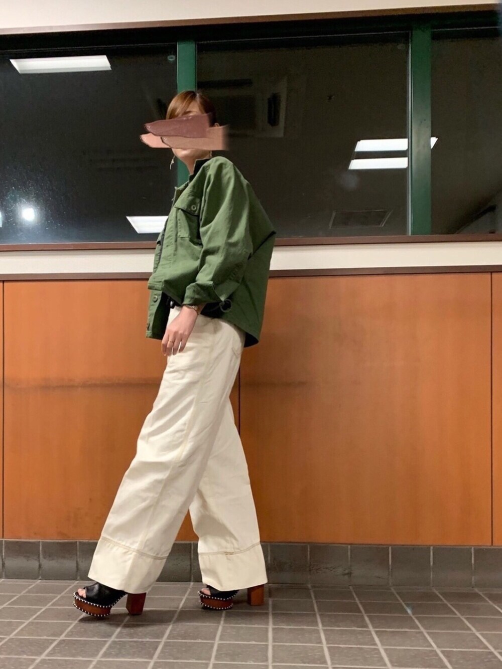 「カジュアルコーデ、春コーデ、パンツスタイル、シンプルコーデ、サボ、ワイドパンツ、ホワイトパンツ、カーキ、ootd、オーバーサイズ」｜「AZUL by moussyのMILITARY SHORT JACKET（ブルゾン、グリーン系）」を使った、emiさん（レディース・157cm）の春コーディネートの1枚目の写真