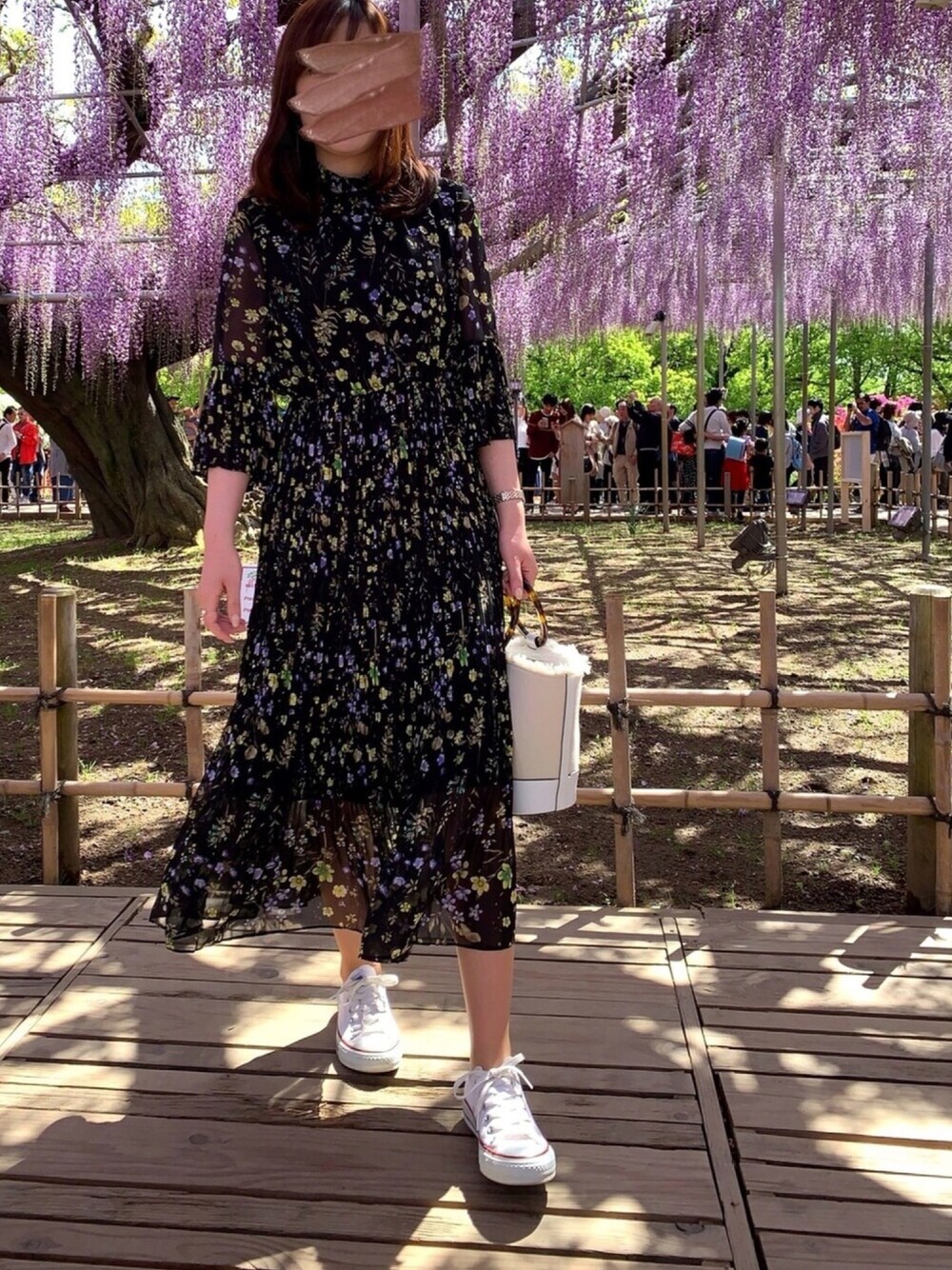 「ワンピース、ＧＷ、休日スタイル、プチプラ、コンバース オールスター、花柄、花柄ワンピース、ブラック、オトナ女子、カジュアルコーデ」｜「UNRELISHのプリーツ花柄ワンピース（ワンピース、ブラック系）」を使った、emiさん（レディース・157cm）の春コーディネートの1枚目の写真