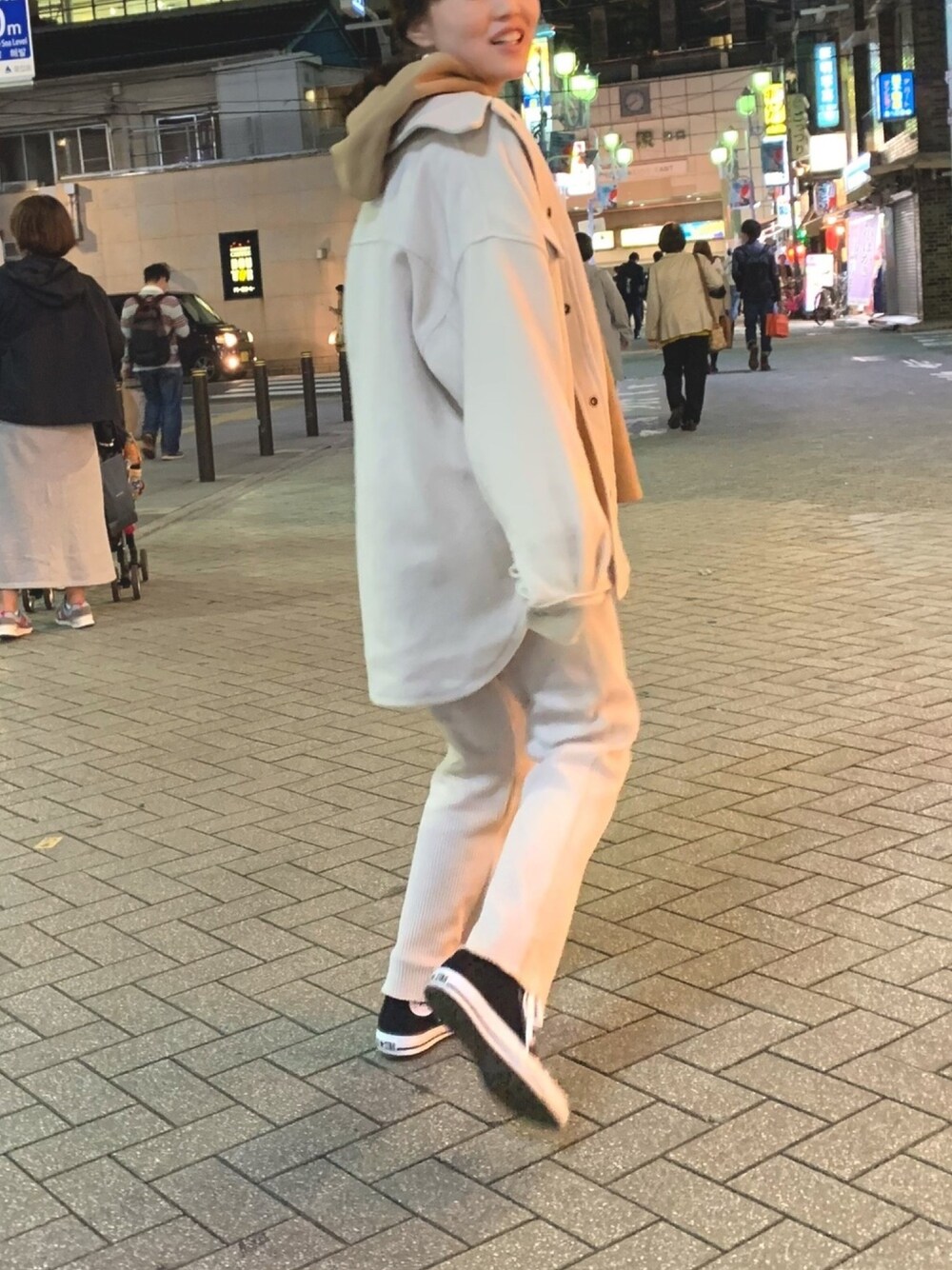 「シンプル、ゆるコーデ、冬のコーデ、カジュアル、オトナカジュアル、ワントーンコーデ、休日スタイル、ラフ、ベージュコーデ」｜「niko and...の起毛カットビッグCPOジャケット（ブルゾン、ベージュ系）」を使った、emiさん（レディース・157cm）の秋コーディネートの1枚目の写真