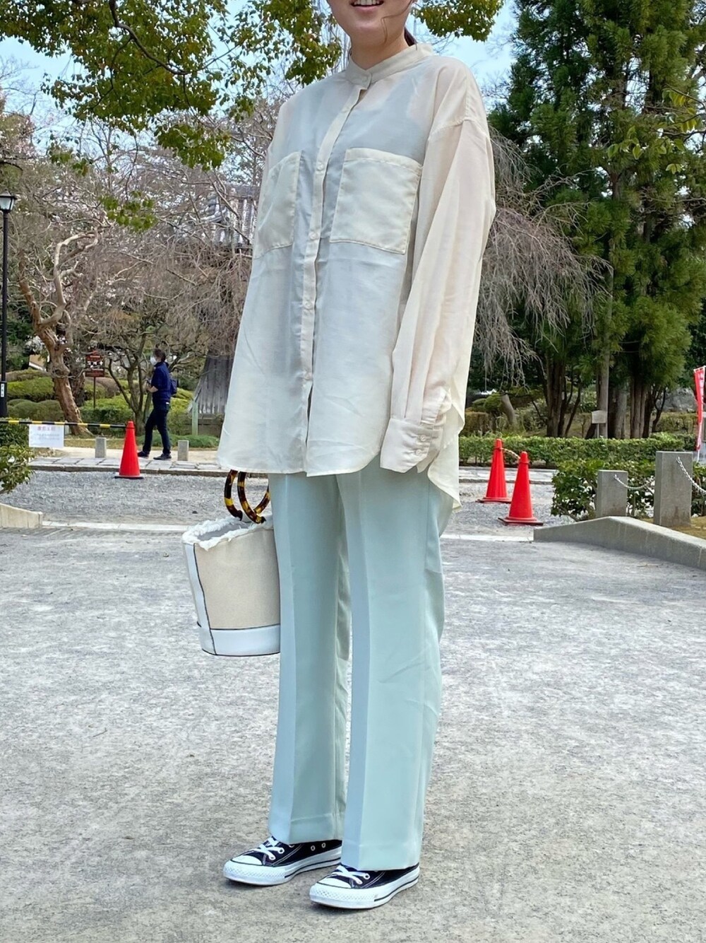 「春コーデ、大人カジュアル、大人コーデ、シンプル、パステル映える春、シャツスタイル、コンバース、ミントグリーン、きれいめカジュアル、ラフ」｜「LOWRYS FARMのシルキーシアーロングシャツ　871370（シャツ/ブラウス、ベージュ系）」を使った、emiさん（レディース・157cm）の春コーディネートの1枚目の写真