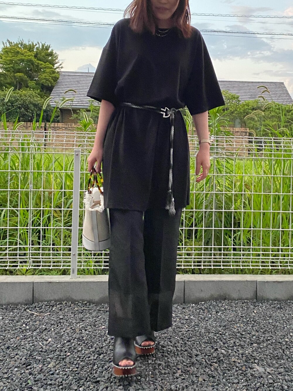 「ブラック、オールブラック、ブラックコーデ、大人コーデ、モノトーン、ワイドパンツ、カジュアルコーデ、Tシャツ、ロープベルト、楽チンコーデ」｜「HAREのADDICOTTOチュニックＴシャツ(HARE)（Tシャツ/カットソー、ブラック系）」を使った、emiさん（レディース・157cm）の夏コーディネートの1枚目の写真