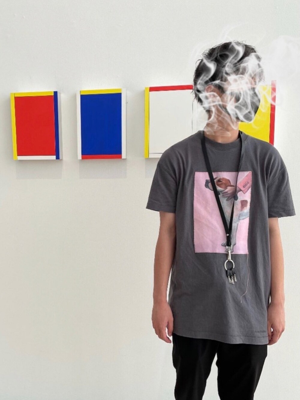 「春夏コーデ、リラックススタイル、休日コーデ、夏コーデ、休日スタイル、Tシャツ、スラックス」｜「Acne Studiosのアイテム（Tシャツ/カットソー、グレー系）」を使った、kamichiさん（メンズ・170cm）の春コーディネートの1枚目の写真