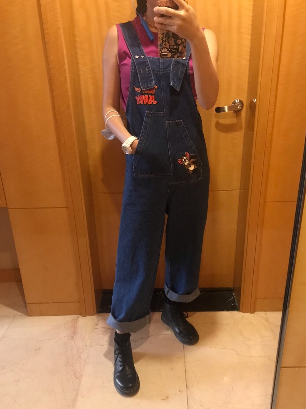 ブルー系のサロペット/オーバーオール、ピンク系のTシャツ/カットソー、ホワイト系のデジタル腕時計を着用したレディースの秋コーディネートの1枚目の写真