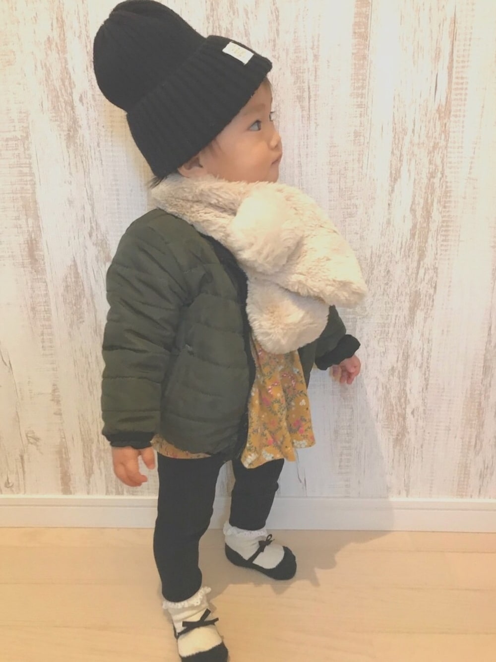 「シンプルコーデ、キッズコーデ、MA-1、petit main、フリフリソックス、ZARA KIDS、韓国ｺﾄﾞﾓﾌｸ、GLOBAL WORK、黄色ワンピース、1歳0ヶ月」｜「ZARA KIDSのアイテム（ストール/ショール、ベージュ系）」を使った、Cai ୨୧ cocoさん（キッズ・70cm）の冬コーディネートの1枚目の写真