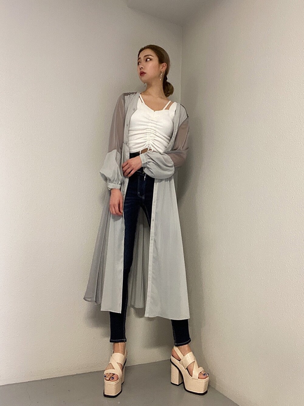 グレー系のその他アウター、ホワイト系のキャミソール、ブルー系のデニムパンツを着用したレディースの春コーディネートの1枚目の写真